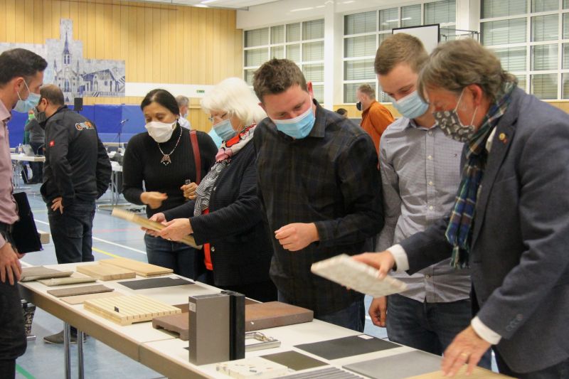 Verbandsgemeindehaus zum Anfassen: Am Rande der Sitzung konnten die Ratsmitglieder einige Materialmuster begutachten und dabei das neue Gebude erfhlen. Foto: VG Montabaur