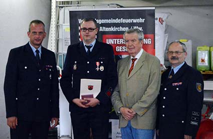 Michael Heinemann wurde mit dem silbernen Ehrenkreuz am Band ausgezeichnet und erneut zum Wehrfhrer Lschzug Altenkirchen ernannt. Fotos: kk