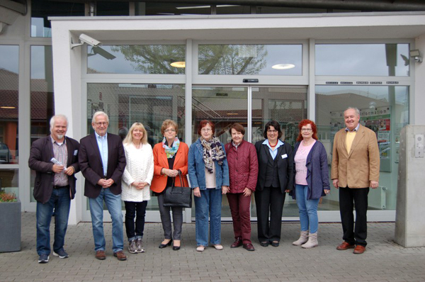 Ferhat Cato, Manfred Hendrichs, Gabi Zils, Rita Rehfisch, Gudrun Treger, Elfried Zacharias, Mechtilde Neuendorff (Leiterin des Seniorenzentrums Heinrichshaus), Hede Schenk und Bernhard Wiemer. Foto: Stadtverwaltung