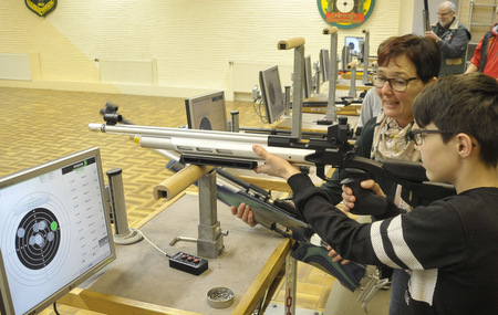 Bettina Nattermann machte die Jugend mit dem neuen Lichtpunkgewehr vertraut. (Fotos: kdh)