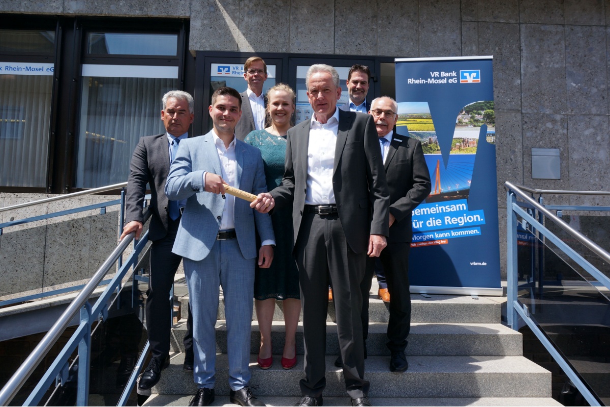 Harald Berens (vorne rechts) bergibt den Staffelstab an seinen Nachfolger Sren Schlich. Das Team in Kobern-Gondorf sowie Vorstand Michael C. Kuch und Bereichsleiter Regionalmarkt Mosel, Dirk Wey, blicken in eine erfolgreiche Zukunft. (Foto: privat)