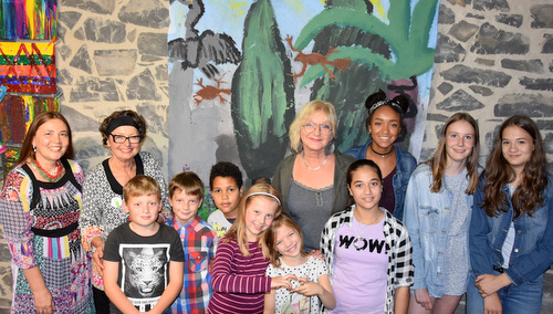 Die jungen Knstlerinnen und Knstler der Ausstellung im Stffel-Park. (Foto: Harry Weienfels)
