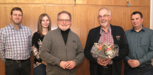 Abschied fr den Versichertenberater in der Wissener Verwaltung: (von links) Die Rentensachbearbeiter Markus Wrthen und Kristin Cremer, Brgermeister Michael Wagener, Karl-Heinz Schelhas und Fachbereichsleiter Marco de Nichilo. (Foto: Verbandsgemeindeverwaltung Wissen) 