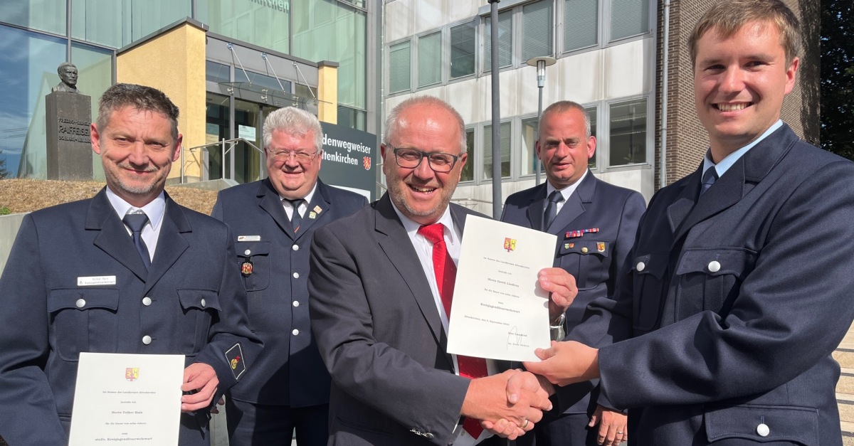 Gerrit Lindlein (r.) wurde von Landrat Dr. Peter Enders zum neuen Kreisjugendfeuerwehrwart bestellt, sein Vorgnger Volker Hain (l.) ist nun einer seiner Stellvertreter. Mit im Bild Achim Schlosser (stellv. Vorsitzender, hinten links) und BKI Ralf Schwarzbach (hinten rechts). (Foto: Kreisverwaltung)