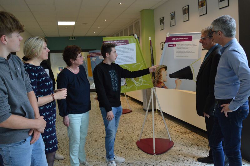 Freiheit und ich heit eine Ausstellung zum Grundgesetz, die jetzt in der Heinrich-Roth Realschule plus in Montabaur erffnet wurde. Mit dabei waren einige Schler sowie (v.l.) VHS-Leiterin Caroline Albert-Woll, Schulsozialarbeiterin Christel Kaiser, der Erste Beigeordnete Andree Stein sowie Schulleiter Franz Josef Gerz. Foto: Ingrid Ferdinand