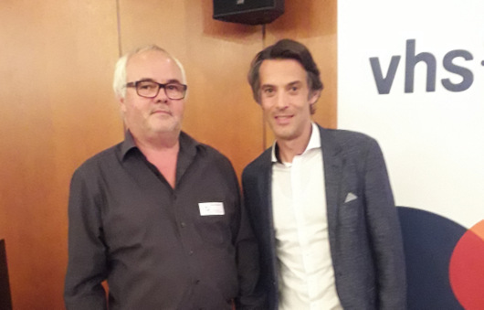 VHS-Geschftsfhrer Martin Becker (links) und Dr. Patrick Lhr mchten auch weiterhin gemeinsam Veranstaltungen zu gesundheitlichen Themen anbieten. (Foto: VHS) 