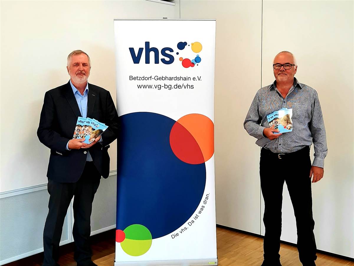 Konrad Schwan (links) und Martin Becker prsentieren das neue VHS-Programm. (Foto: Verbandsgemeindeverwaltung Betzdorf-Gebhardshain)