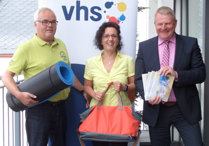 Die VHS Betzdorf-Gebhardshain stellte das neue Programm vor, von rechts: Vorsitzender Bernd Brato, Geschftsstellenmitarbeiterin Diana Khler und Geschftsfhrer Martin Becker. Foto: Verwaltung