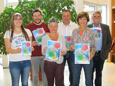 Der 1. Beigeordnete Detlef Stahl (v. r.) prsentiert gemeinsam mit Kursleitern und Verwaltungsmitarbeitern das aktuelle Programm der Volkshochschule Daaden.. Foto: Verwaltung