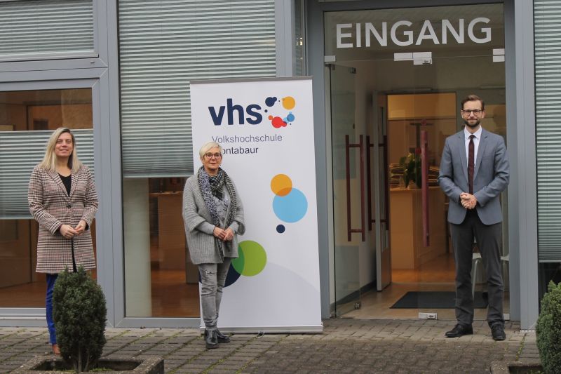 Die Volkshochschule Montabaur ist in die Sauertalstrae gezogen. Brgermeister Ulrich Richter-Hopprich lie sich vom vhs-Team Caroline Albert-Woll (l.) und Andrea Diel-Nattermann die neuen Rumlichkeiten zeigen. Foto: privat