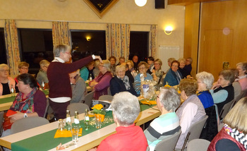 Stadtfhrerin Doris Enders aus Altenkirchen (stehend) nahm die Landfrauen des Bezirks Altenkirchen mit auf einen virtuellen Stadtrundgang durch die Kreisstadt. (Landfrauen Bezirk Altenkirchen)