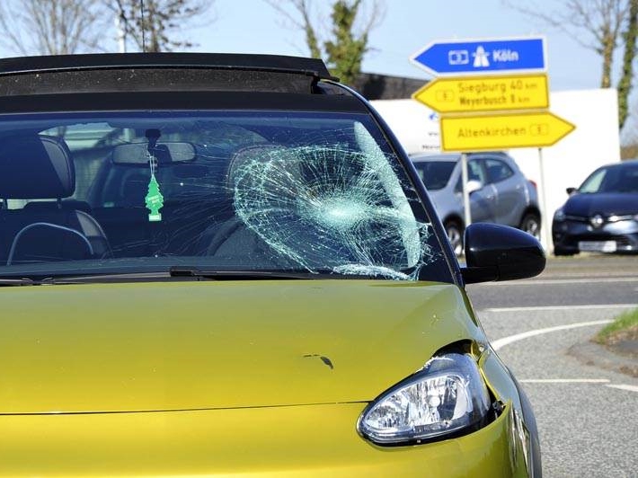 Durch den Anprall am Pkw ist der Scooter-Fahrer offensichtlich gegen die Windschutzscheibe geprallt. (Fotos: kk)