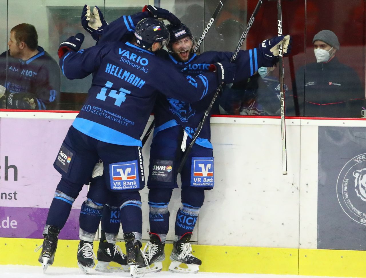 Wieder eine Party in blau? Die Bren um Frederic Hellmann und Daniel Vlach (von links) haben am Freitag den ersten Matchball in Richtung Regionalliga-Endspiel. Foto: EHC