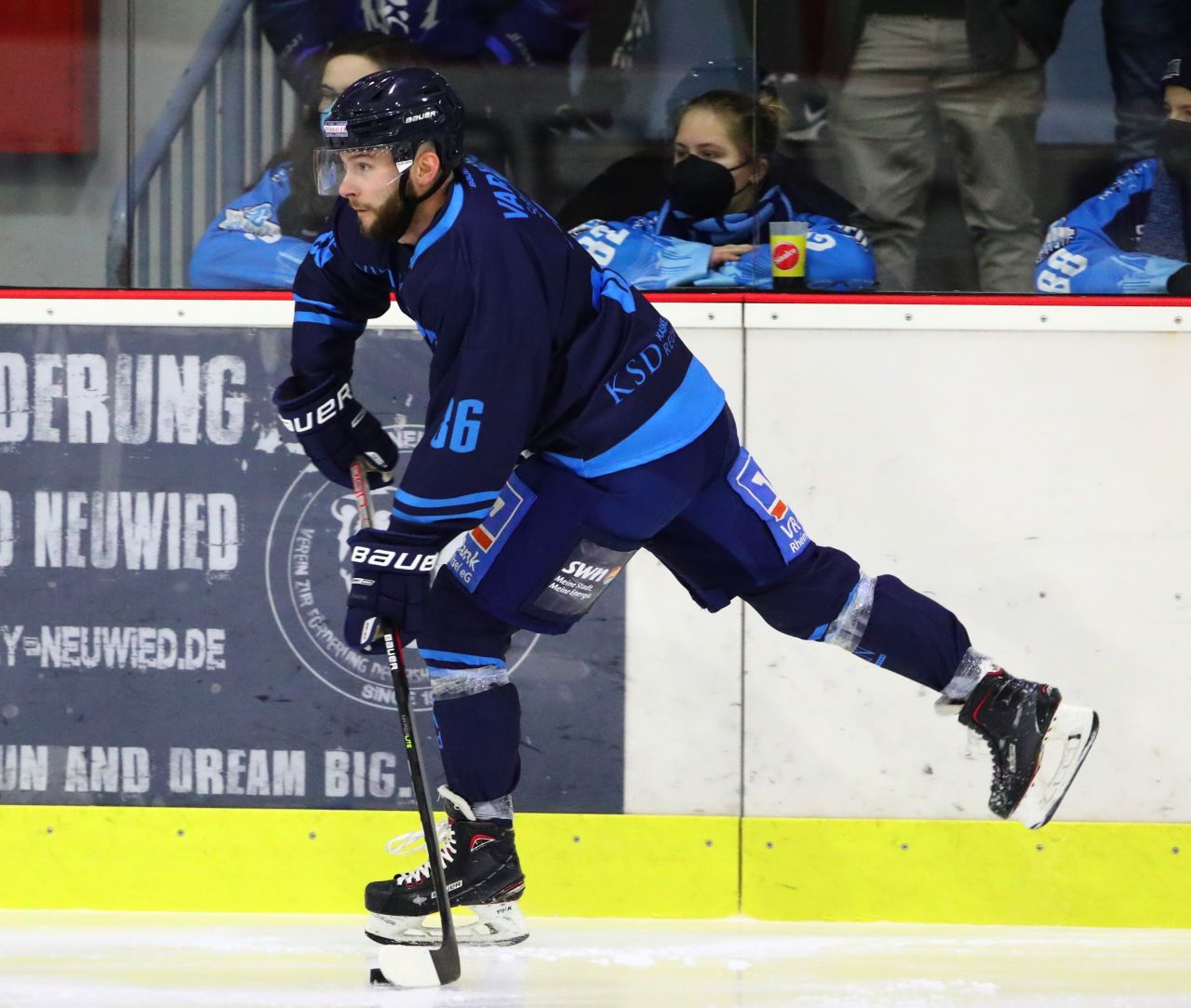 Daniel Vlach erzielte zwei der vier Neuwieder Tore im ersten Play-off-Halbfinale gegen Dinslaken. Foto: EHC