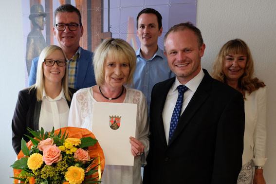 Petra Mayer (vorne, Mitte), Jan Einig (vorne, rechts), Jrg Hergott (hinten, links), Mayers Tochter Denise (vorne, links), Christian Bleser, der Leiter der Straen- und Tiefbauabteilung (hinten, Mitte) sowie Cornelia Busch (hinten, rechts) vom Haupt- und Personalamt. Foto: Privat