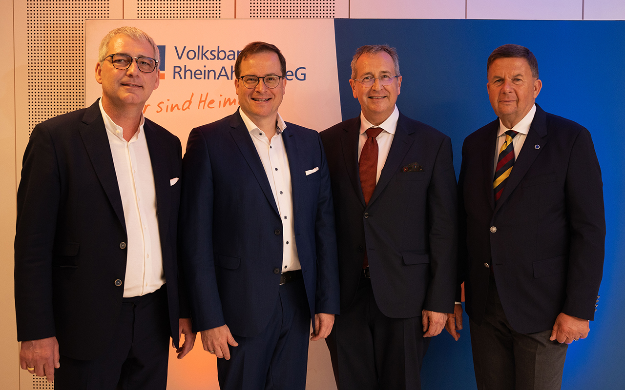 Sascha Sascha Monschauer (Vorstandsvorsitzender der Volksbank RheinAhrEifel), Vorstandsmitglied Markus Mller, Karl-Heinz Krmer (Aufsichtsratsvorsitzender) und Christoph Parbel (Stellvertretender Aufsichtsratsvorsitzender) bei der Vertreterversammlung der Volksbank RheinAhrEifel am 24. April n der Rhein-Mosel Halle, Koblenz (Foto: Jonas Jankowsky)