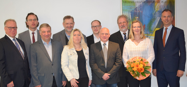 Uwe Lindenptz (3. von rechts) ist jetzt im Ruhestand. Die neue Fhrung der Hammer Volksbank besteht aus dem bisherigen Vorstand Dieter Schouren (links) und Thomas Klzer (rechts). (Foto: Volksbank Hamm) 