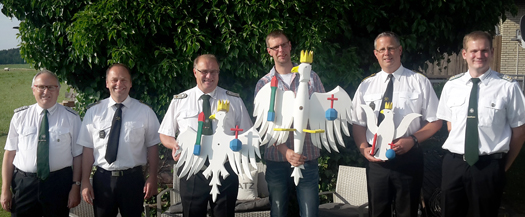 Der 2. Brudermeister Hans-Joachim Quast, der Vorsitzende der Bergkapelle Horst Steiger, Schiemeister Siegfried Storbeck, Vogelbauer Burkhardt Wagner, Geschftsfhrer der Bergkapelle Michael Stricker, und Brudermeister Florian Jung (von links) prsentieren die Knigsvgel. Foto: Verein