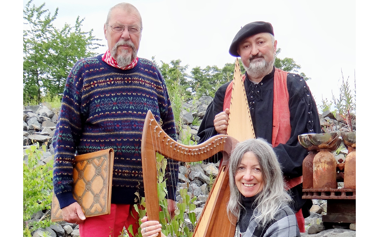 Das Mrchen wird musikalisch vom Shamrock Duo umrahmt und durch Bildprojektionen von Rolf Henrici ergnzt. Foto: Shamrock-Duo/Rolf Henrici)