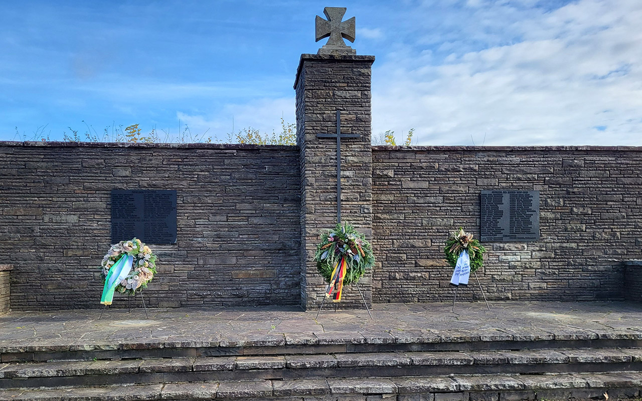 Volkstrauer: Anlsslich des Volkstrauertages wurden in Birken-Honigsessen am Ehrenmal Krnze niedergelegt. (Foto: Ortsgemeinde) 