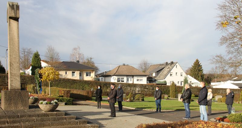 Kranzniederlegung zum Volkstrauertag in Wirges. Fotos: Norbert Schwickert