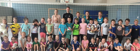 In der letzten Woche fand an der Grundschule Etzbach ein Volleyball-Aktionstag fr die Zweitklssler in Kooperation mit der SSG Etzbach und dem Volleyballverband statt. (Foto: Grundschule Etzbach) 