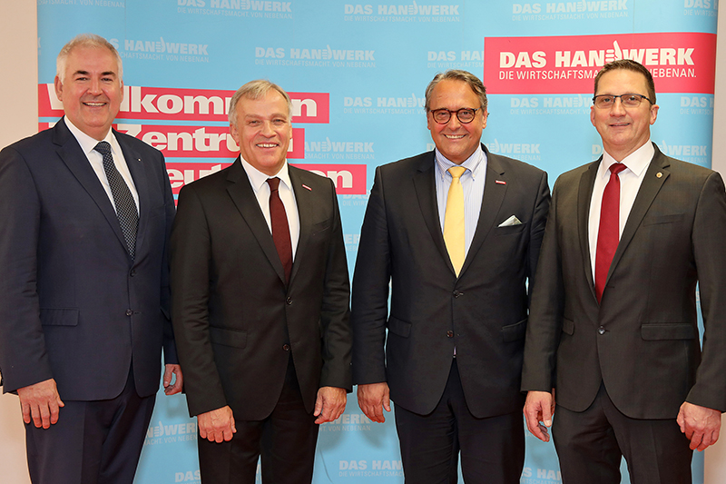 Glckliche Gesichter nach der Vollversammlung der Handwerkskammer Koblenz: Prsident Kurt Krautscheid (2.v.l.), Vizeprsident der Arbeitgeberseite Mark Scherhag (l.), Vizeprsident der Arbeitnehmerseite Joachim Noll (r.) sowie Hauptgeschftsfhrer der Handwerkskammer Koblenz Ralf Hellrich (2.v.r.). Fotos: Michael Jordan