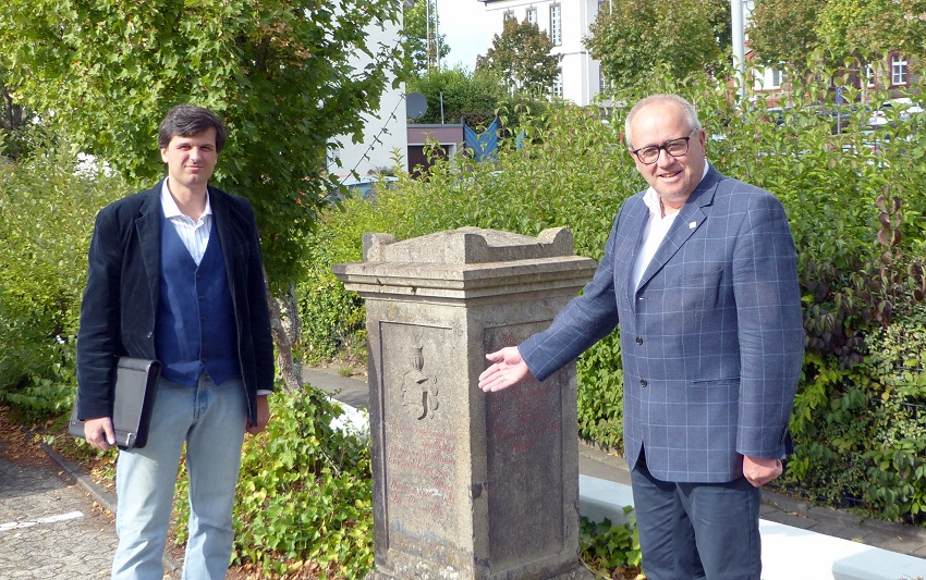 Kreisarchivar Jacek Swiderski (links) und Landrat Dr. Peter Enders am Grabstein des frheren Kreisphysicus Constantin von Schoenebeck am Altenkirchener Gesundheitsamt. (Foto: Kreisverwaltung Altenkirchen).