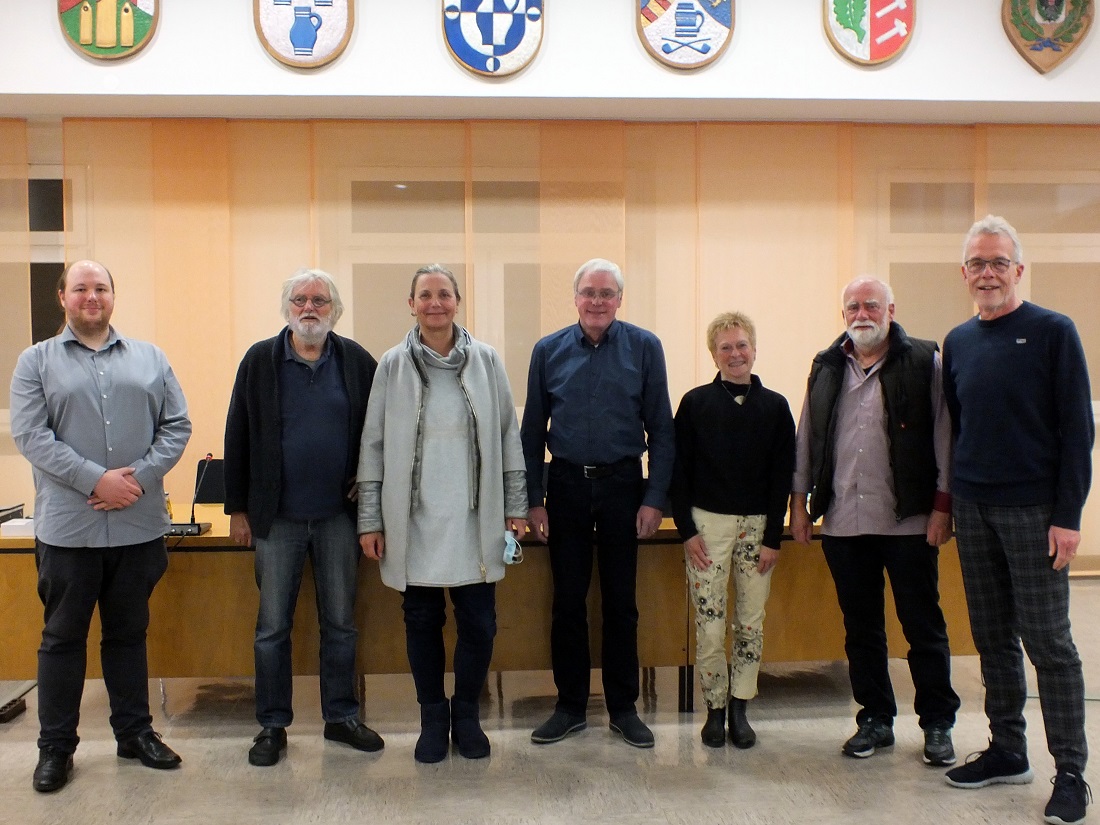 Der neue Vorstand nimmt seine Arbeit auf (v.l.): Jens Becker, Matthias Welzel, Brigitte Krapp, Michael Thiesen (1. Vorsitzender), Ute Klebula, Jrgen Niemczyk, Joachim Trk. (Fotoquelle: Jugend- und Kulturzentrum "Zweite Heimat" e.V.)