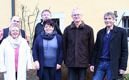 Brgermeister Dietmar Henrich und Ortsbrgermeister Gerd Rainer Birkenbeul (von rechts) dankten Initiator Andreas Rckbrodt und dem Team von Klosterwirt Uwe Steininger (hinten links) fr ihr Engagement. Fotos: VG Hamm