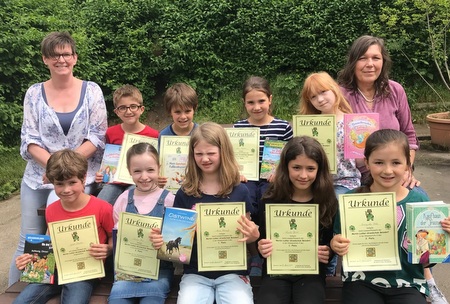 Die erfolgreichen Leseratten des Wettbewerbs an der Martin-Luther-Grundschule Betzdorf mit den Organisatorinnen Sandra Keiber (hinten links) und Ulrike Baldus (rechts). (Foto: Schule) 