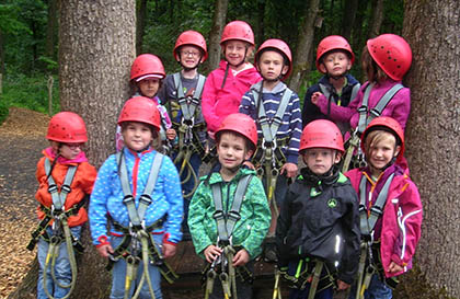 Mutige Vorschulkinder aus Pracht im Kletterwald