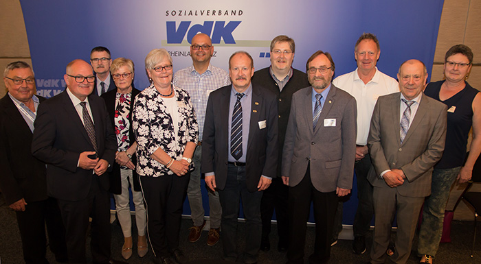 Der neue Landesverbandsvorstand des VdK Rheinland-Pfalz, unter anderem mit dem Landesverbandsvorsitzenden Willi Jger (2. von links) und dem Neuwieder Kreisvorsitzenden Hans Werner Kaiser (4. von rechts). Foto: Michael Finkenzeller (VdK Rheinland-Pfalz)
