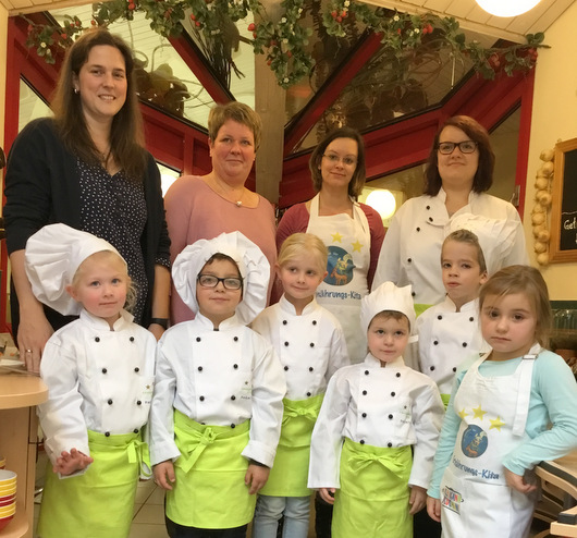 Der Frderverein der Kita Die Phantastischen Vier berreichte die neue Kochausrstung an die Kinder und Erzieherinnen. (Foto: privat)