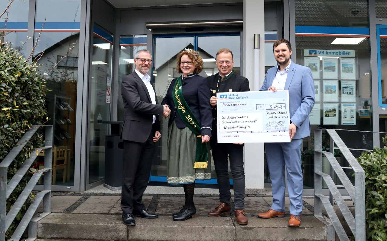 Der Vorstandssprecher der VR Bank Rhein-Mosel, Matthias Herfurth (links) und Teamleiter Sebastian Jacke berreichten der Ersten  Bundesknigin Andrea Reiprich mit Prinzgemahl Thomas Herschbach eine Spende in Hhe von 3.000 Euro. (Foto: VR Bank Rhein-Mosel eG / Klaus-Dieter Flatt)
