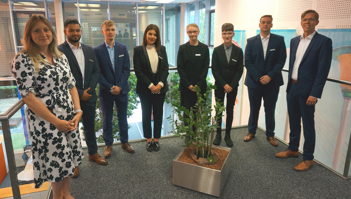 Ausbilderin Stefanie Ullner (von links) mit den Auszubildenden Aazish Khalid, Tom Merklinghaus, Aristea Kymioni, Erika Meier, Leonie Liesenfeld und Simon Weiler sowie Vorstand Michael Kuch. (Fotos: VR Bank Rhein-Mosel)