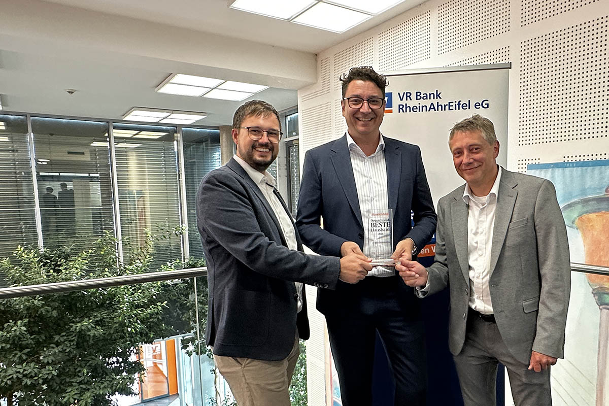 Von links: Sebastian Jacke (Teamleiter Regionalmarkt Neuwied/Linz), Christian Kehr (Direktor Regionalmarkt Neuwied/Linz) und Carsten Schmidt (Teamleiter Regionalmarkt Neuwied/Linz) mit der Handelsblatt-Auszeichnung. Foto: VR Bank RheinAhrEifel eG | Florian K�tt