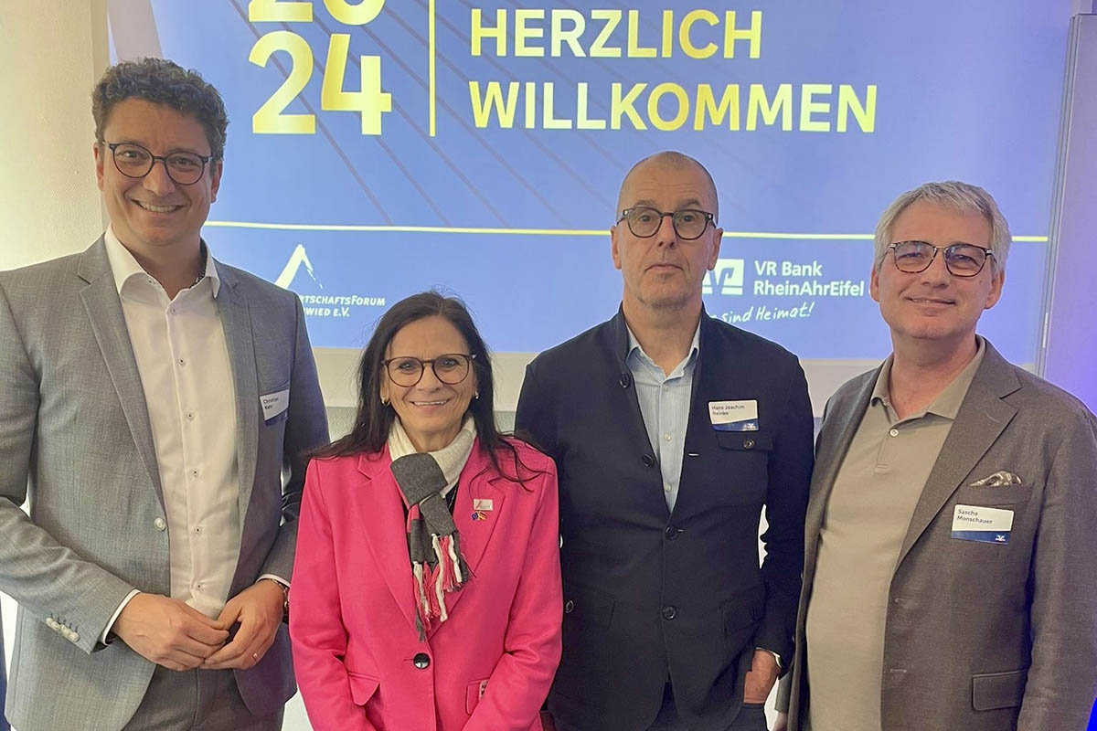 Von links: Christian Kehr (Direktor Regionalmarkt Neuwied-Linz VR, Bank RheinAhrEifel), Marion Blettenberg (Vorsitzende Wirtschaftsforum Neuwied), Hans Joachim Reinke (Vorstandsvorsitzender Union Investment) und Sascha Monschauer (Vorstandsvorsitzender VR Bank RheinAhrEifel). Foto: VR-Bank