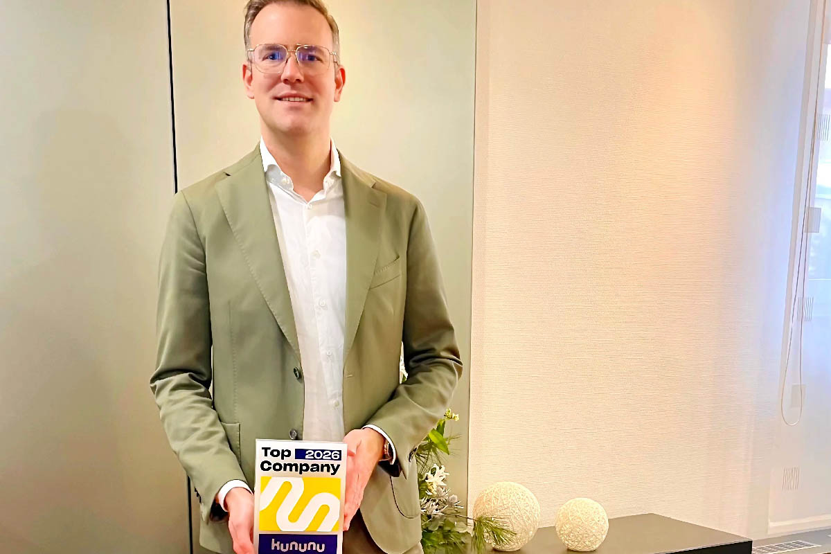 Dr. Gunnar Meier (Bereichsleiter Personal der VR Bank RheinAhrEifel eG) beim Erhalt der Top Company-Auszeichnung von kununu. Foto: Jan-Erik Burkard I VR Bank RheinAhrEifel eG