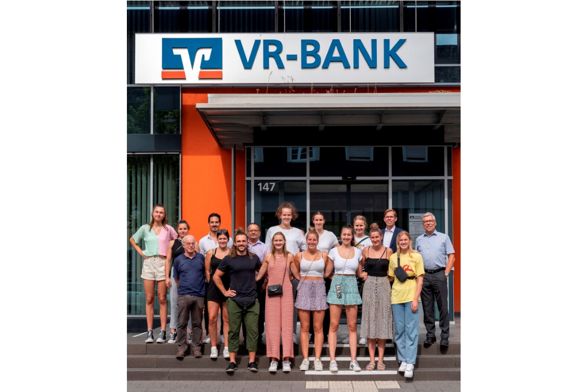 Gruppenbild vor dem Geschftsgebude der VR-Bank Rhein-Mosel. (Fotos: Creativ/Heinz-Werner Lamberz)