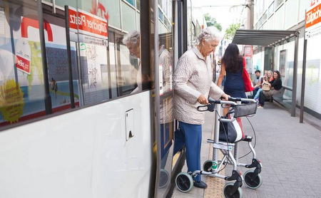 Die Online-Fahrplanauskunft des VRS ermglicht nun, sich mit einem Klick nur Verbindungen anzeigen zu lassen, die fr mobilittseingeschrnkte Personen geeignet sind. (Foto: VRS)