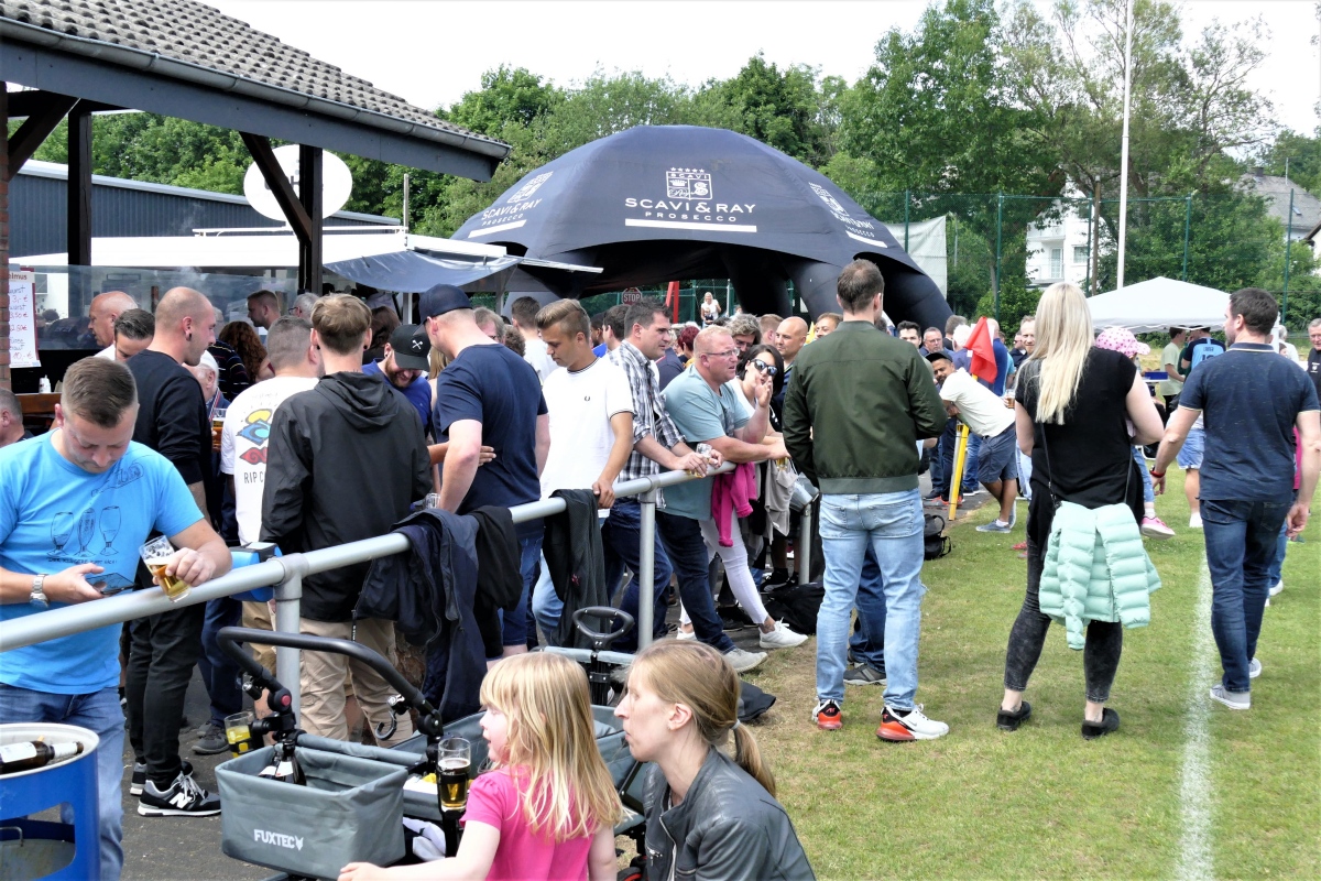 So viele Besucher wie noch nie zog die Vatertags-Veranstaltung auf dem Wallmenrother Sportplatz an. (Fotos: Veranstalter)