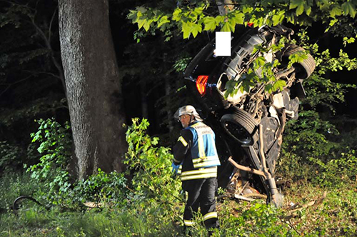 Das Unfallfahrzeug stand auf der Front. Fotos: kk