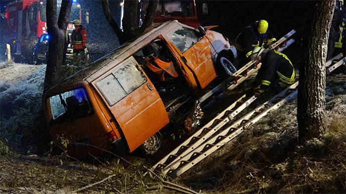 Fahrer durch Unfall auf winterglatter Fahrbahn schwer verletzt