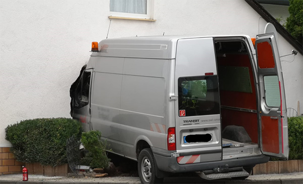 Transporter fuhr in Hauswand