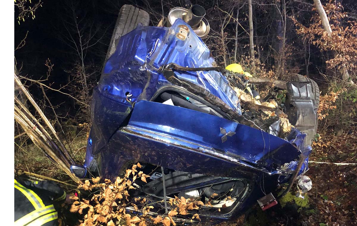 Das Fahrzeug landete im Wald neben der Bundesstrae. (Bilder: kk)