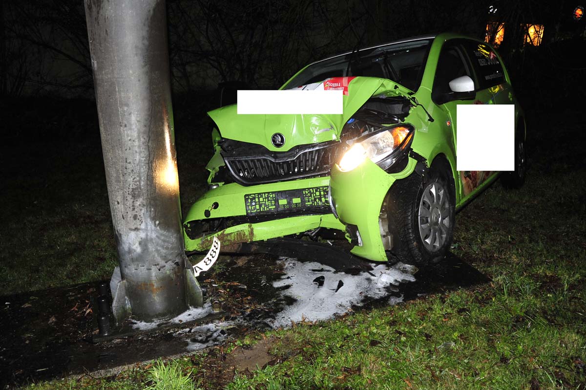 Der Skoda prallte an den Schildermast und wurde vllig zerstrt. (Bilder: kk)