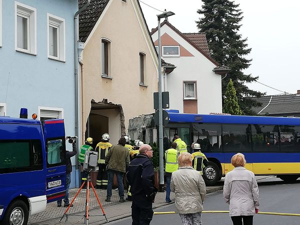 Bus fuhr frontal in Hausfassade