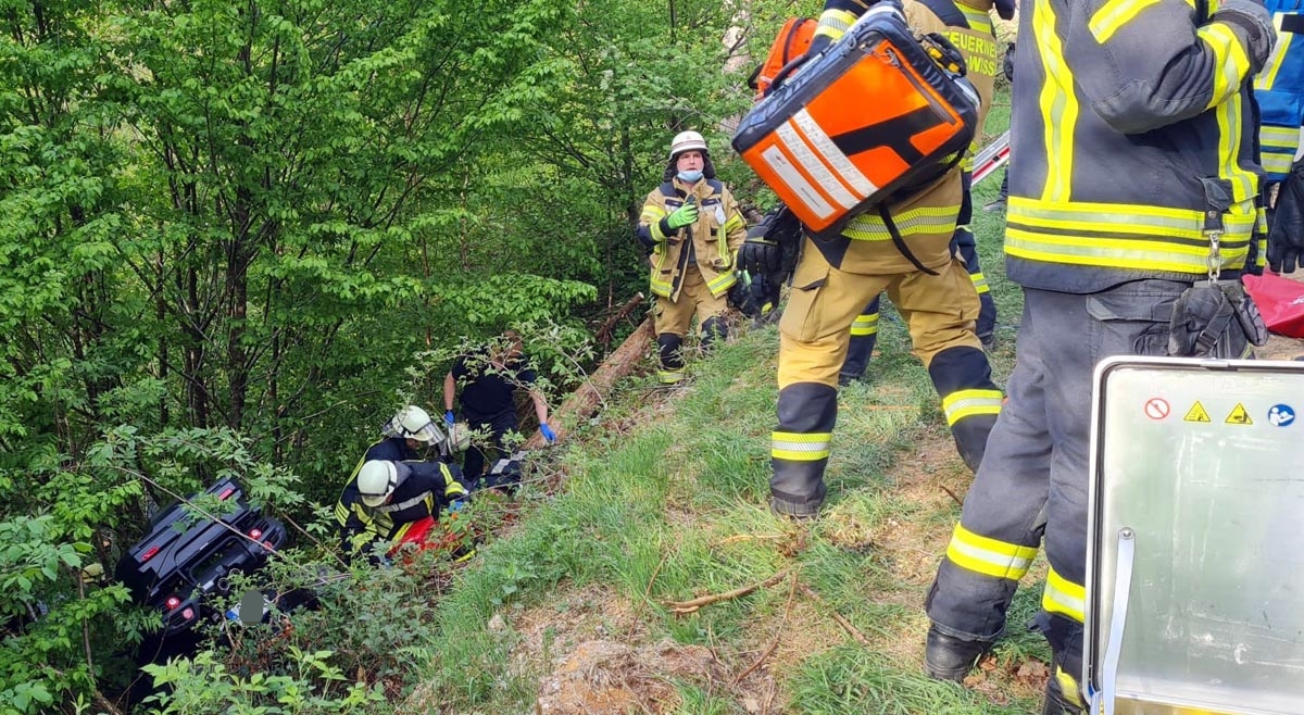 Im Bereich der Kreisstrae 72 zwischen Mhlenthal und dem Abzweig Nochen war eine Person nach einem Quadunfall in eine Zwangslage geraten. Die Rettung des Verletzten stellte sich als schwierig und zeitaufwendig dar. (Fotos: Feuerwehr)