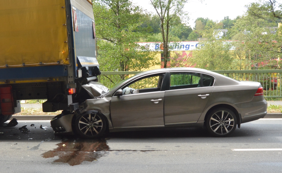 Kirchen/Betzdorf: Pkw und Lkw verhaken sich auf B62 am Montag (22. August)
